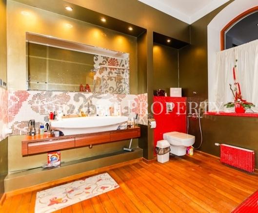 Lieliska savrupmāja Asaros, Jūrmalā, netālu no jūras.